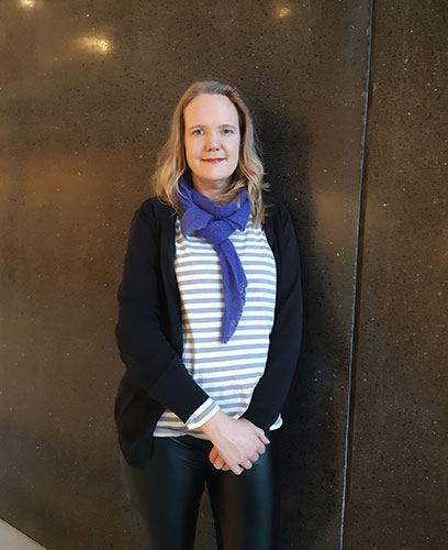 Kristina Thorell mot mörk vägg