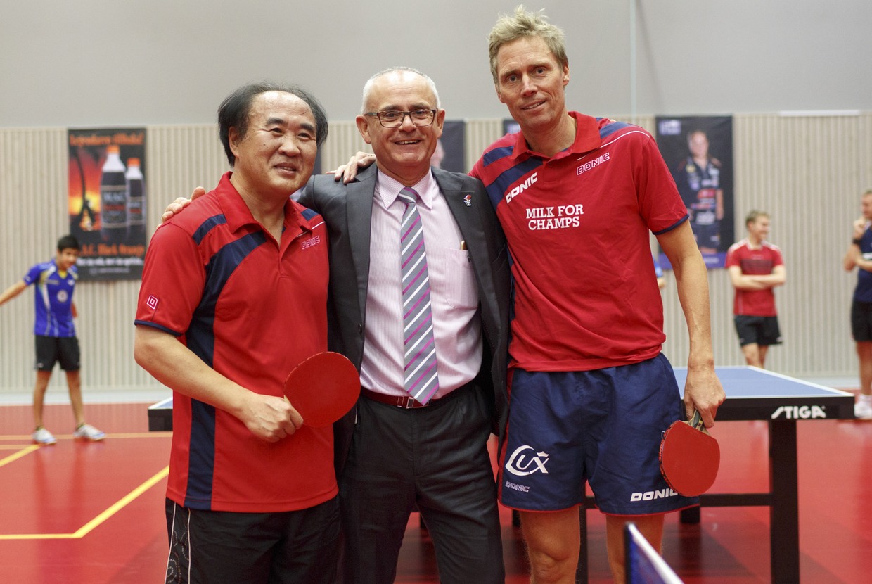 Hu Sheng, rektor för SDJU, Mike Danilovic och Jörgen Persson.