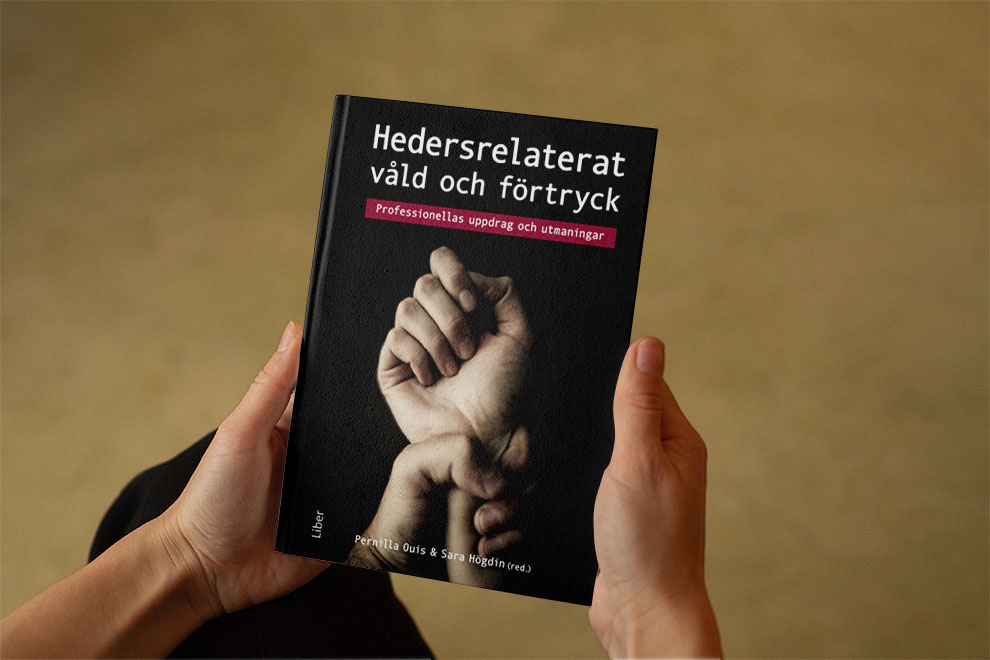 Händer som håller boken Hedersrelaterat våld och förtryck : Professionellas uppdrag och utmaningar. Mockup.