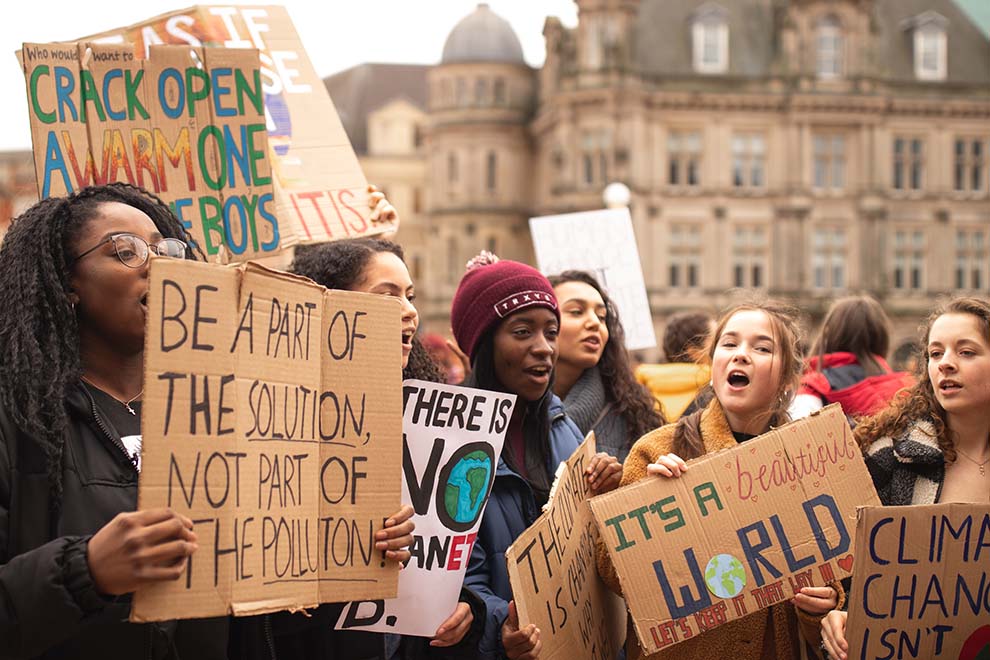 En grupp ungdomar med plakat.