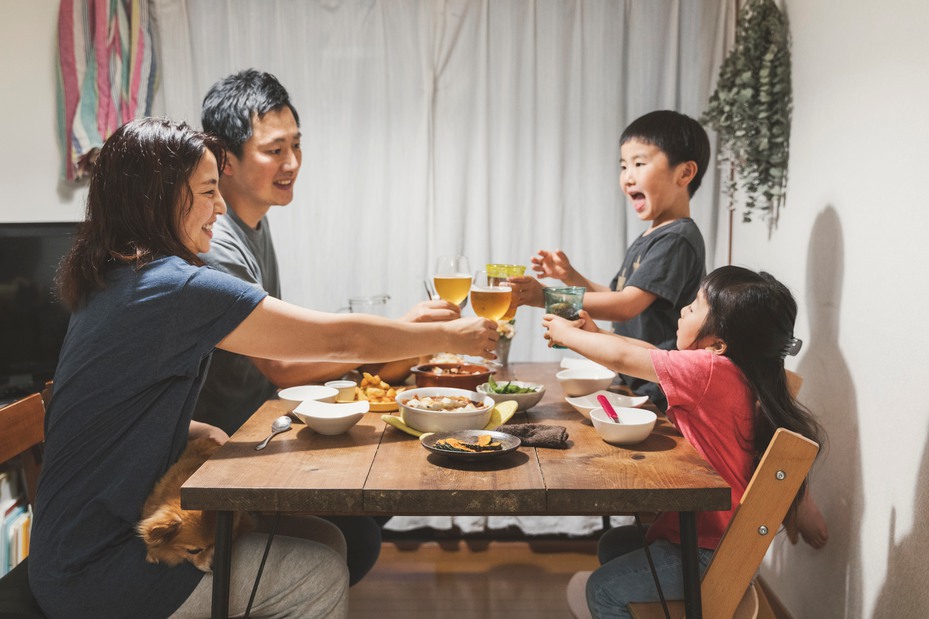 Familj som äter middag hemma. Foto.